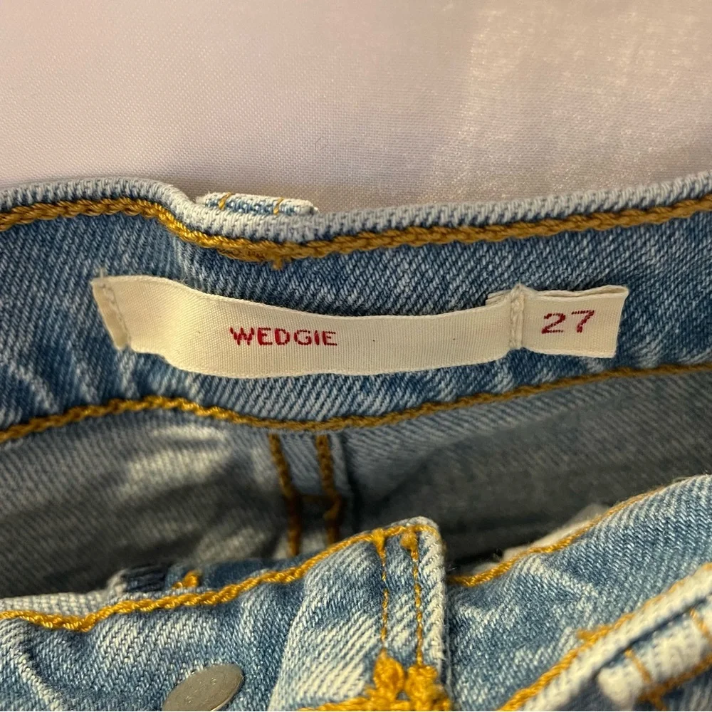 Levi’s Premium Quality Wedgie High Rise Jean Short Button Fly Size 27 Light Wash